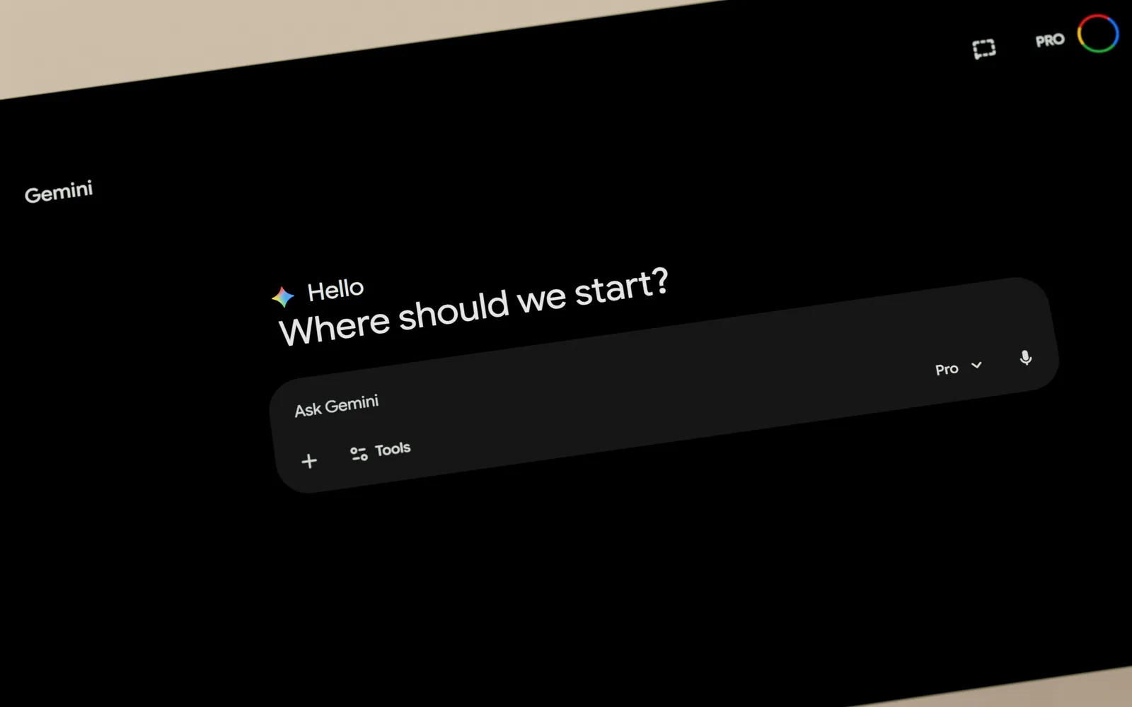 Dunkle Oberfläche eines KI-Assistenten mit der Eingabezeile „Where should we start?“