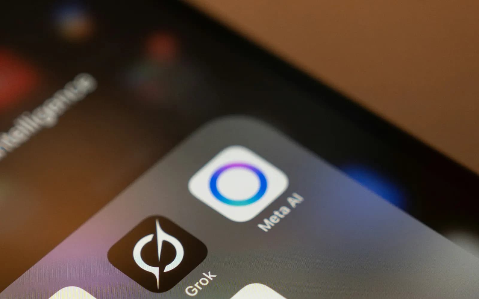 Nahaufnahme eines Smartphone-Bildschirms mit den App-Symbolen mehrerer KI-Assistenten