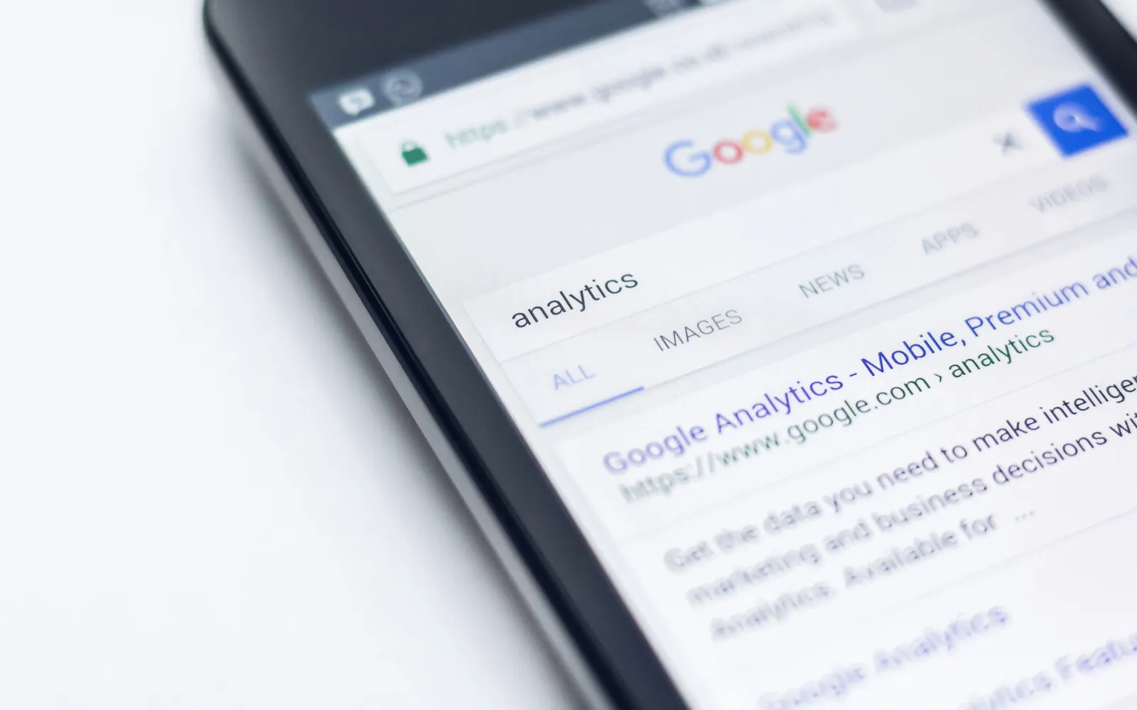 Smartphone mit einer Google-Suchergebnisseite